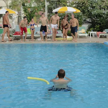 Tuncer Garden מלון 3*